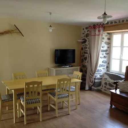 Corps De Ferme En Auvergne